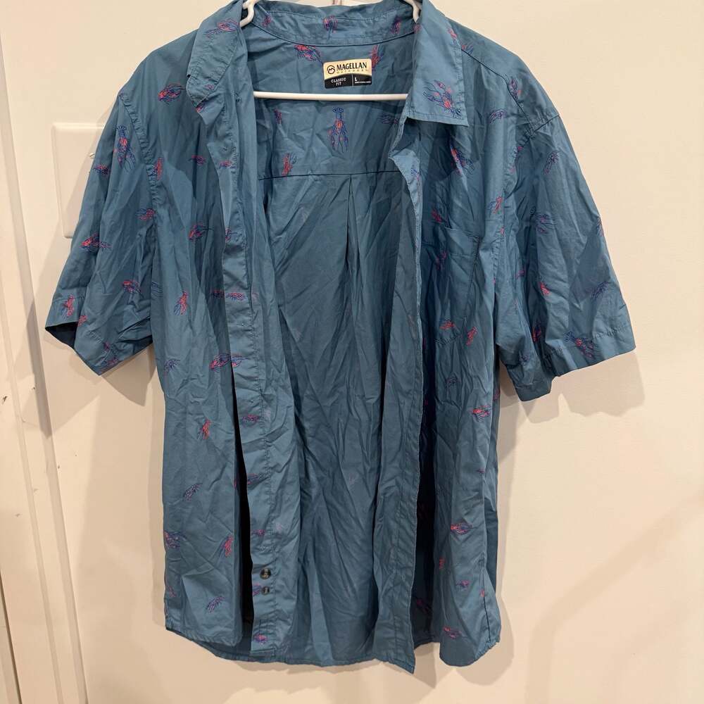 Magellan Outdoors Men's Classic Fit Short Sleeve Crawfish Lobster Print Button D